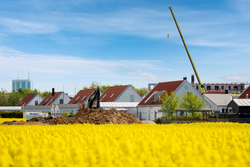 Villor, byggkran och jordhög.