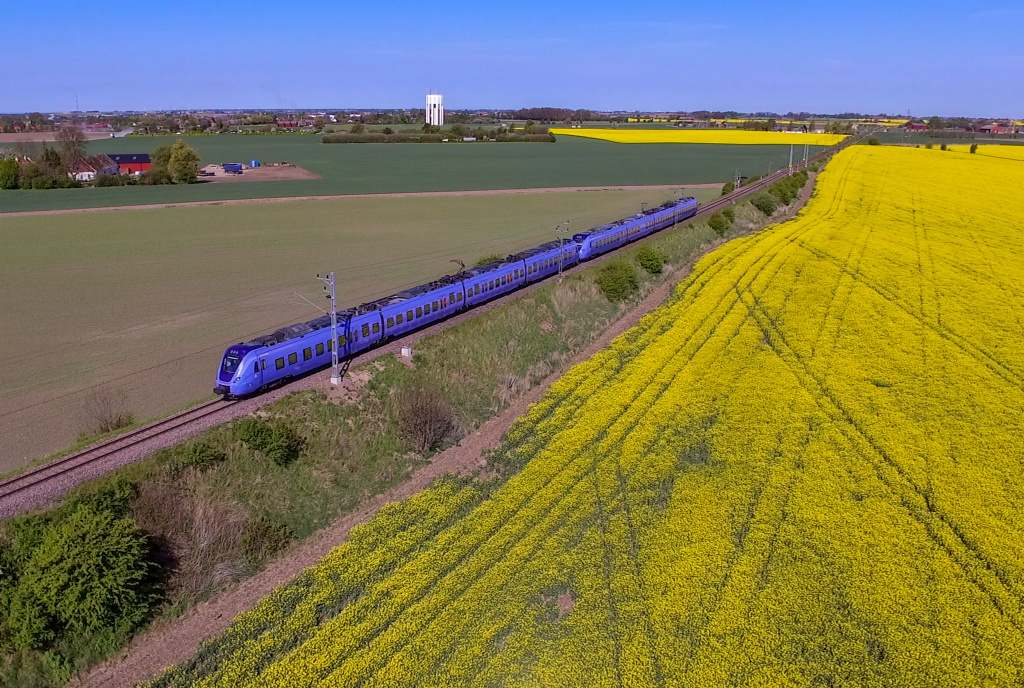 Åkrar, rapsfält och lila pågatåg.