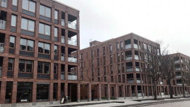 Flerfamiljshus med teglad fasad